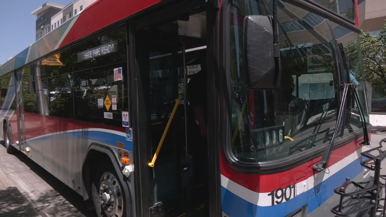 Louisville bus, parking agencies offering rides to upcoming Louisville music festivals